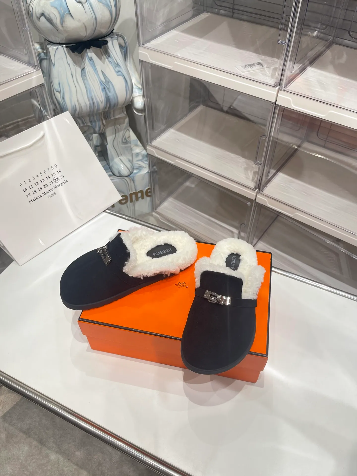 【HERMESG】Furry mop P: 580💰 ●Number of sizes: Men 39-44 (45 custom-made) Women 35-40 (41.42 custom-made) HERMES Hermès cute half-movers.  Classic family language design! It looks good no matter how you match it! Casual and high-end feeling, the comfort is also great, paired with various colorful socks, it has a trendy high-end feel. The top version is made of high-quality real wool ●Upper: imported cow suede ●Inner: imported sheepskin one piece ●Foot: imported mixed sheepskin ●Outsole: Tpu non-slip and wear-resistant outsole.